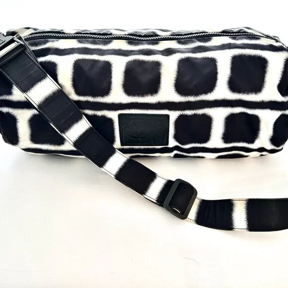 CHANEL Black and White Patterned Shoulder Bag with Leather Logo Patch - Picture 3 of 15